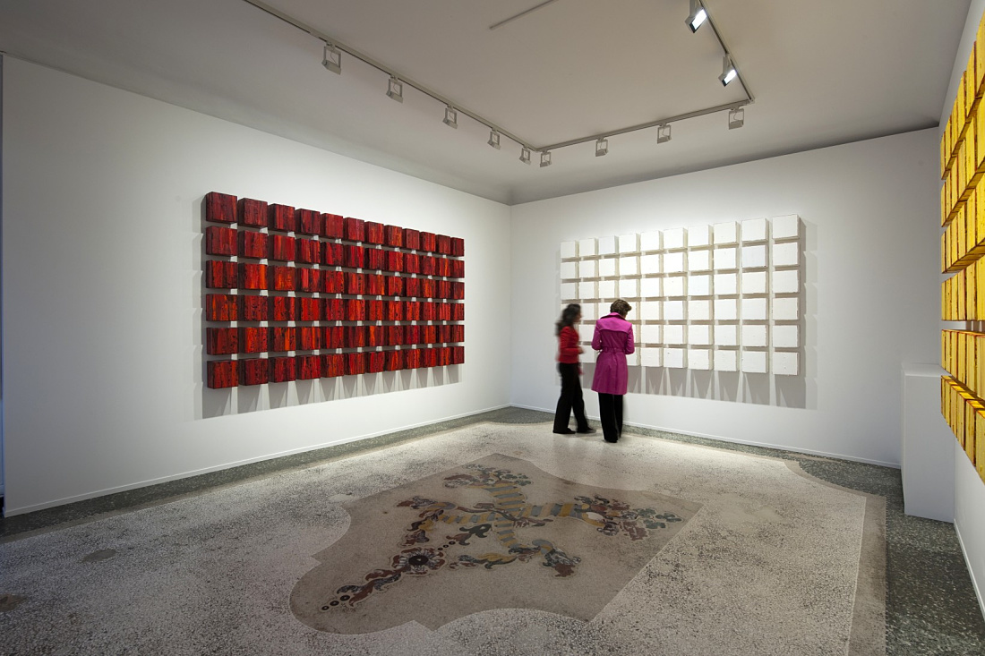 ERCO LED lighting at Palazzo Bembo: Visitors view art illuminated by Logotec spotlights.