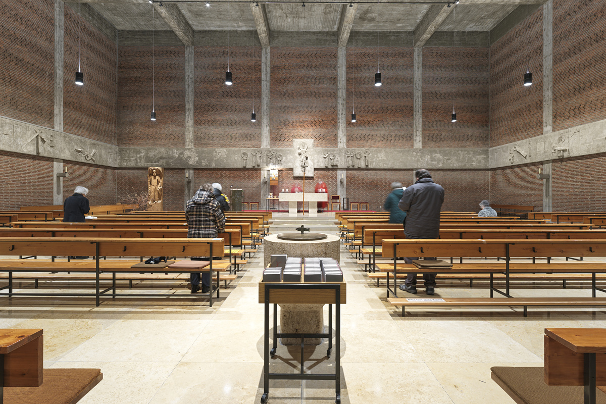 St. Joseph Church interior featuring ERCO Atrium pendant luminaires and Parscan spotlights for sacral lighting.