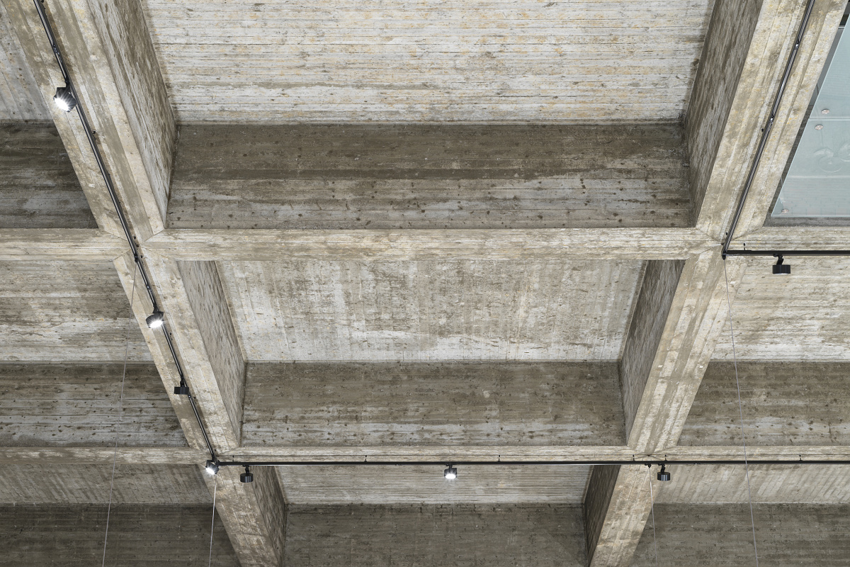 Concrete ceiling of St. Joseph Church illuminated by ERCO Parscan spotlights on track.