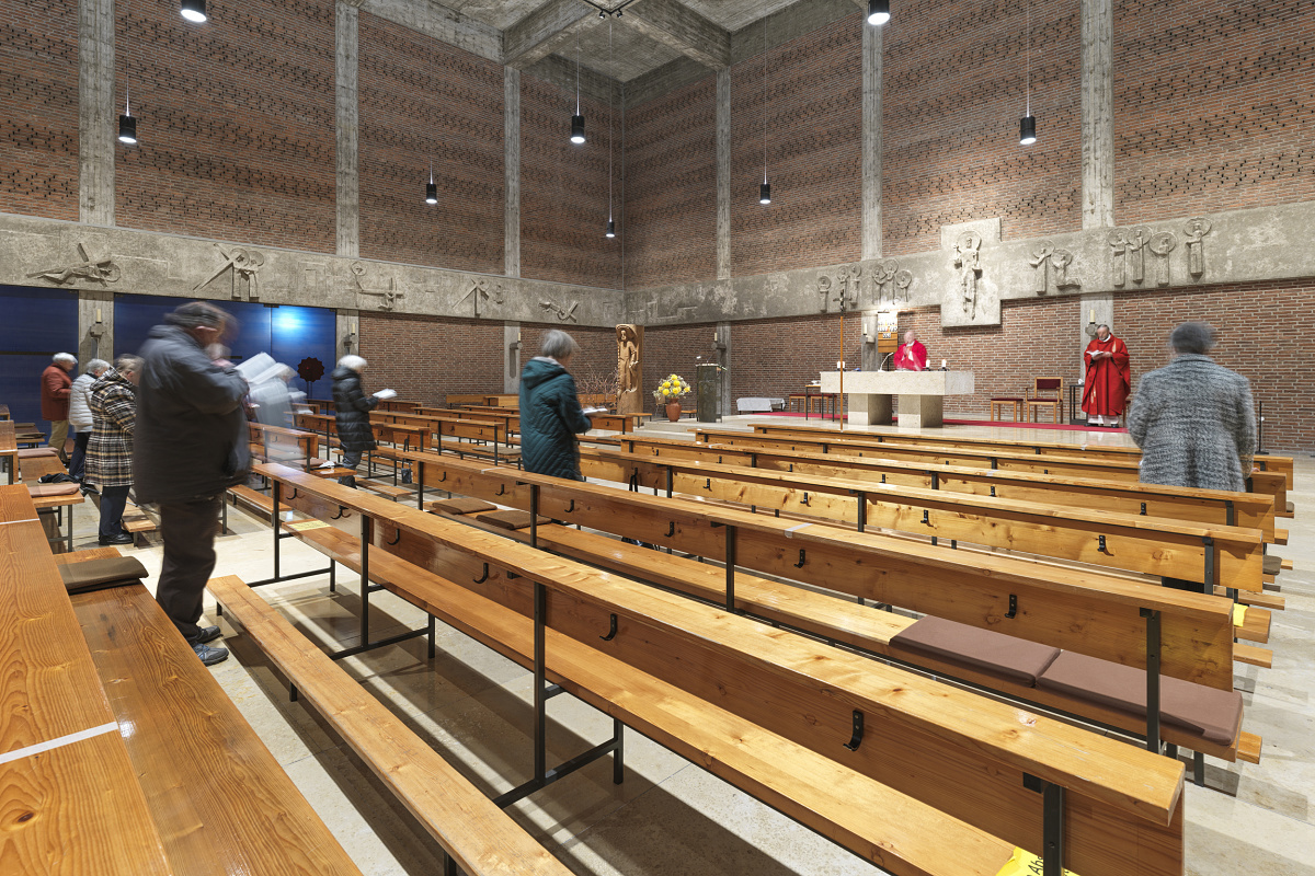 St. Joseph Church interior featuring ERCO Atrium pendant luminaires and Parscan spotlights for sacral lighting.