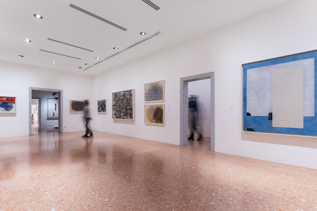 ERCO LED lighting illuminating art in the Peggy Guggenheim Collection, Venice, enhancing art and energy efficiency.
