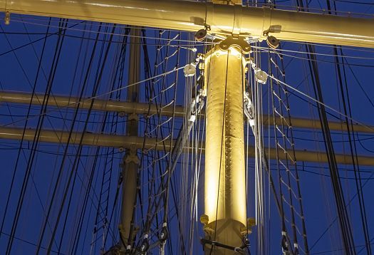 Illuminated mast of the Peking sailing ship with ERCO Kona projectors at the German Port Museum.