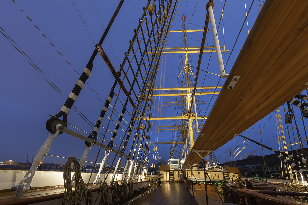 The masts of the 'Peking' sailing ship illuminated with ERCO lighting technology.