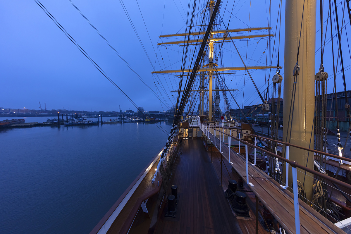 The 'Peking' sailing ship, illuminated by ERCO lighting, docked in the Hamburg harbor.