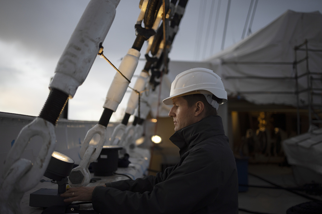 ERCO Kona LED spotlights illuminate the rigging of the Peking sailing ship in Hamburg harbor.