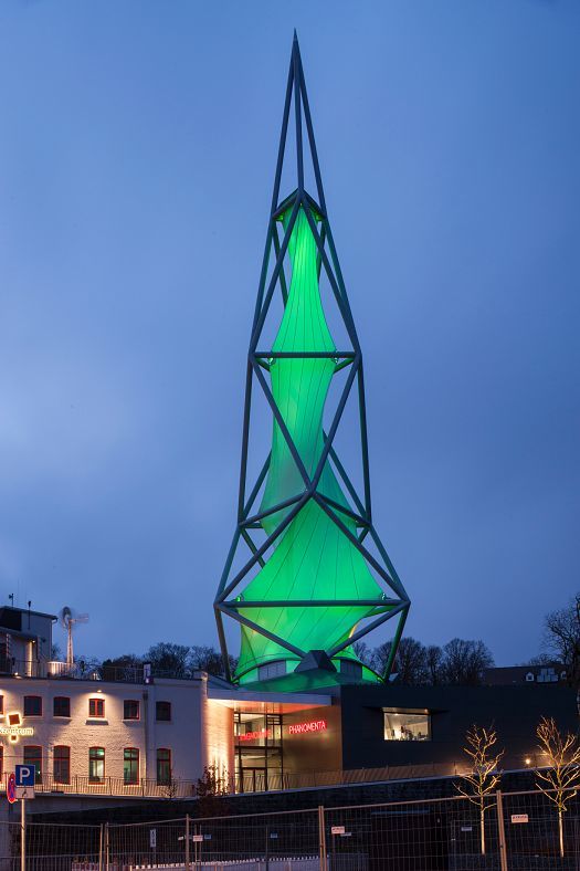Phänomenta Lüdenscheid: The science centers green tower, illuminated with ERCO lighting.
