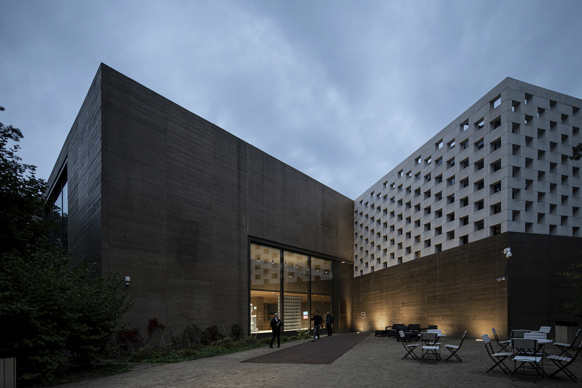 Józef Piłsudski Museum in Sulejówek, Poland, featuring precise ERCO LED exhibition lighting.