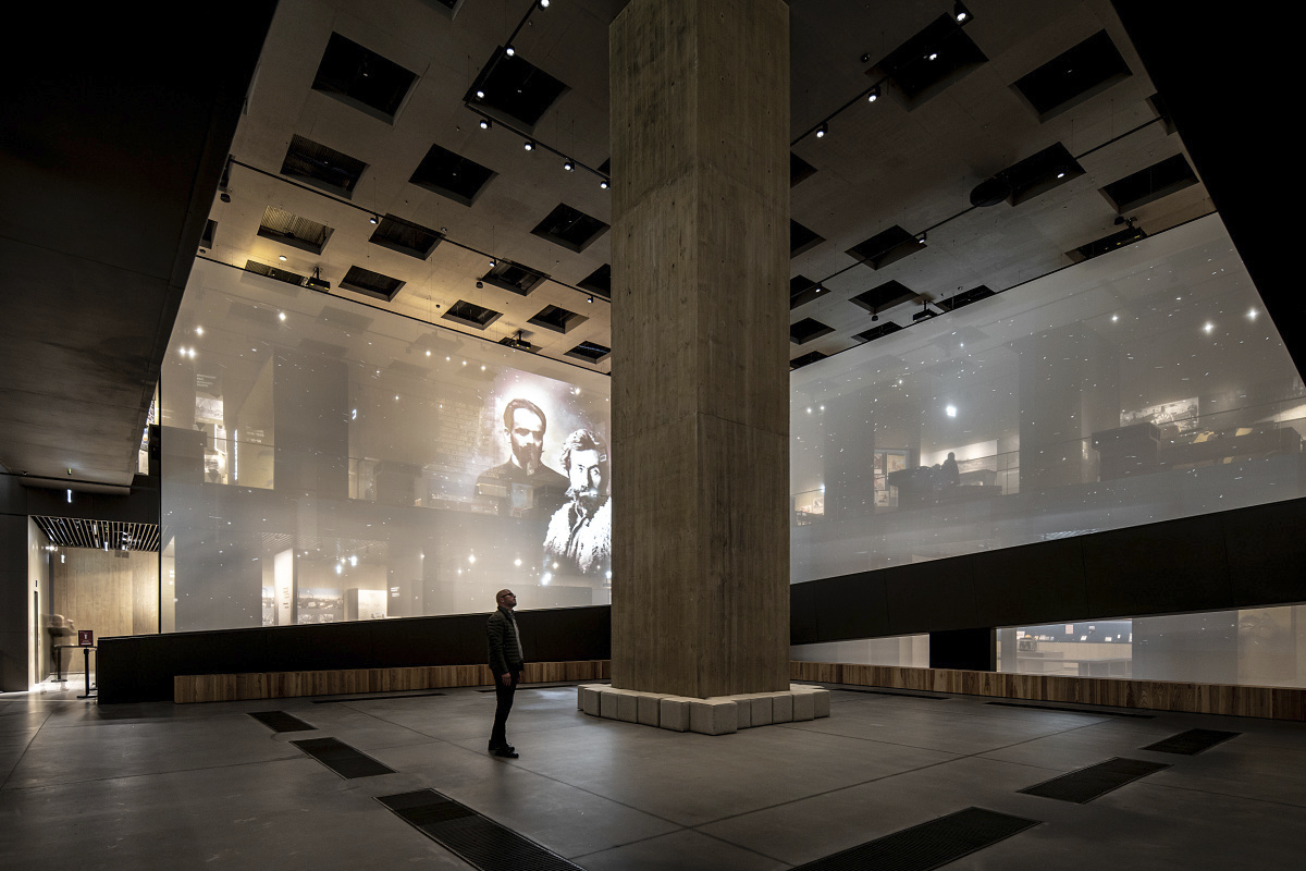 ERCO Optec spotlights illuminate the Józef Piłsudski Museum exhibition.
