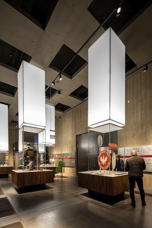 ERCO Optec spotlights illuminate exhibits precisely in the Józef Piłsudski Museum.