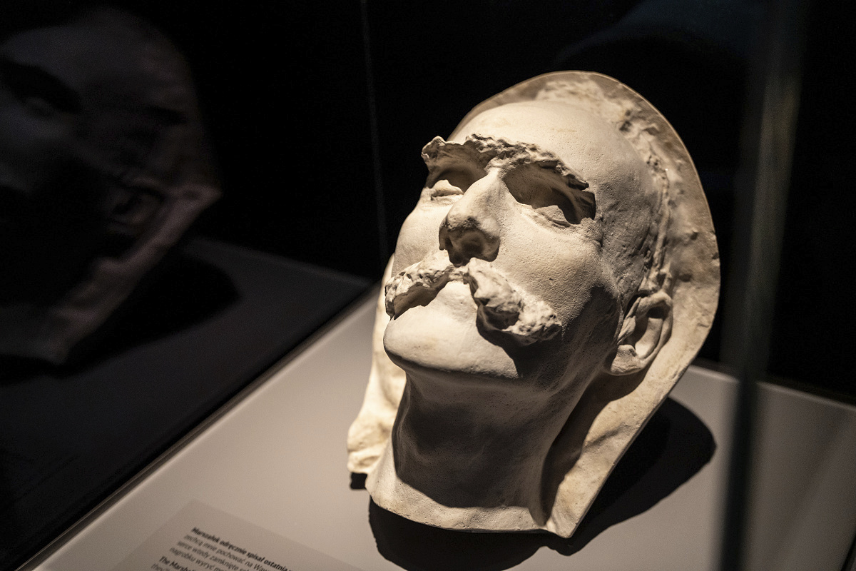 Józef Piłsudski bust, illuminated by ERCO spotlights in museum.