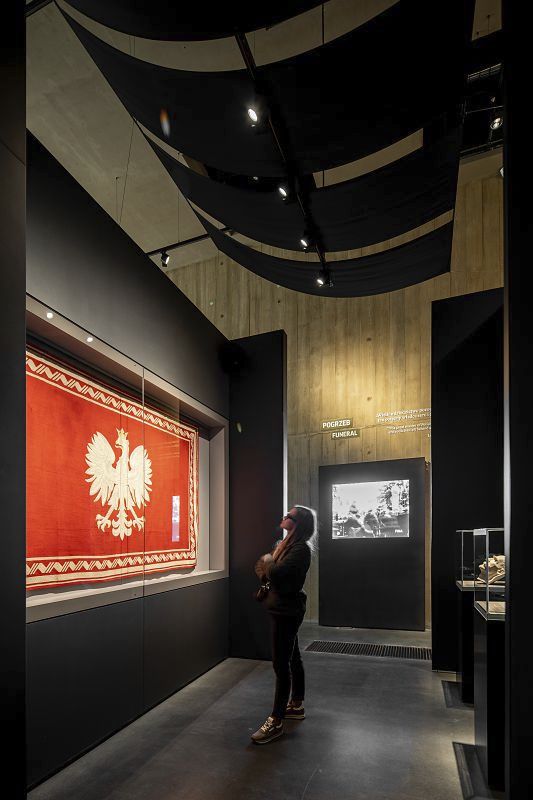 ERCO Optec spotlights illuminate a Polish flag at the Piłsudski Museum, Sulejówek.