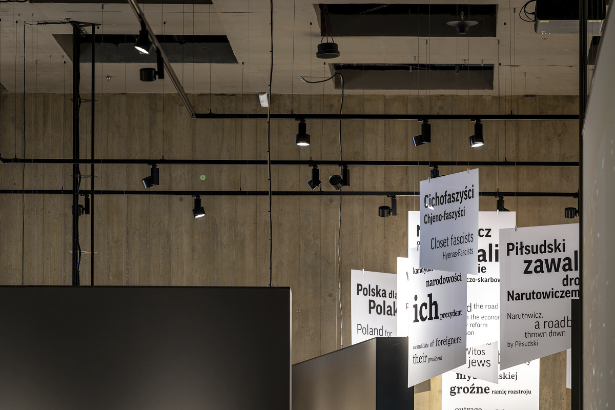 ERCO Optec spotlights illuminate the exhibition at the Piłsudski Museum.