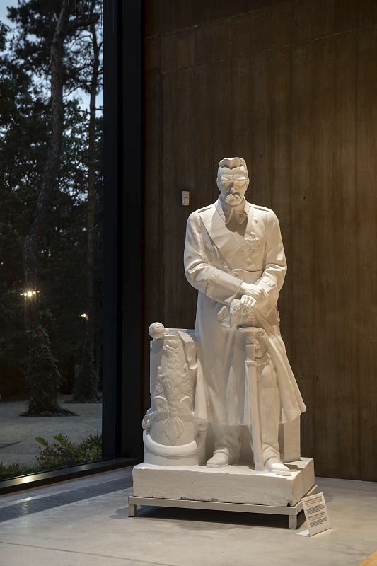 Józef Piłsudski statue, lit by ERCO spotlights in the museum.