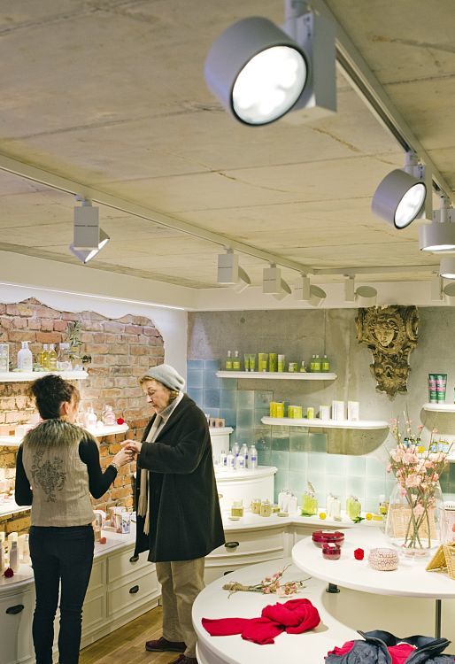 ERCO Optec spotlights illuminate products in the Pier14 concept store, Zinnowitz.
