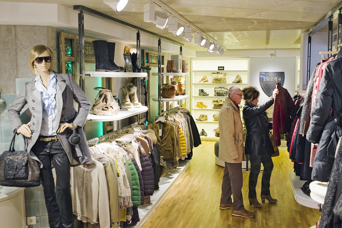 Pier14 concept store in Zinnowitz, showcasing fashion with ERCO Optec spotlights for accent lighting.