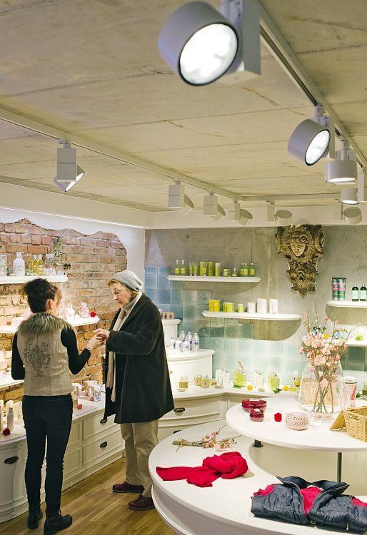 ERCO Optec spotlights illuminate products in the Pier14 concept store, Zinnowitz.