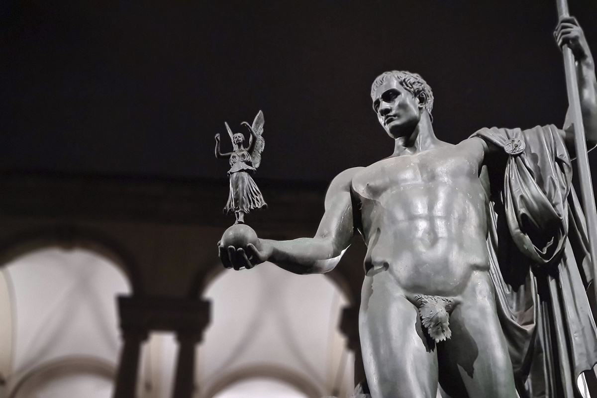 Illuminated statue in Pinacoteca di Brera courtyard, Milan, using ERCO LED outdoor lighting.
