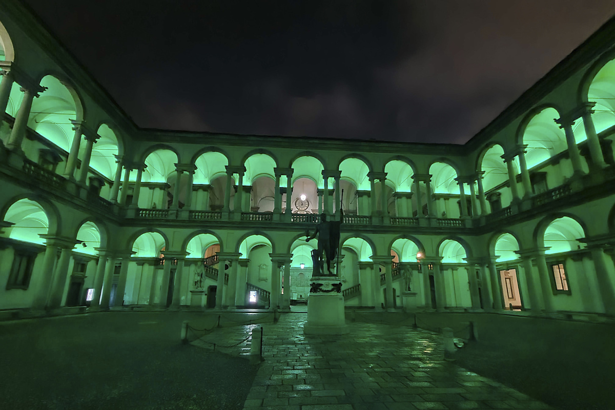 Pinacoteca di Breras courtyard illuminated with green ERCO LED lighting, enhancing architecture and ambiance.