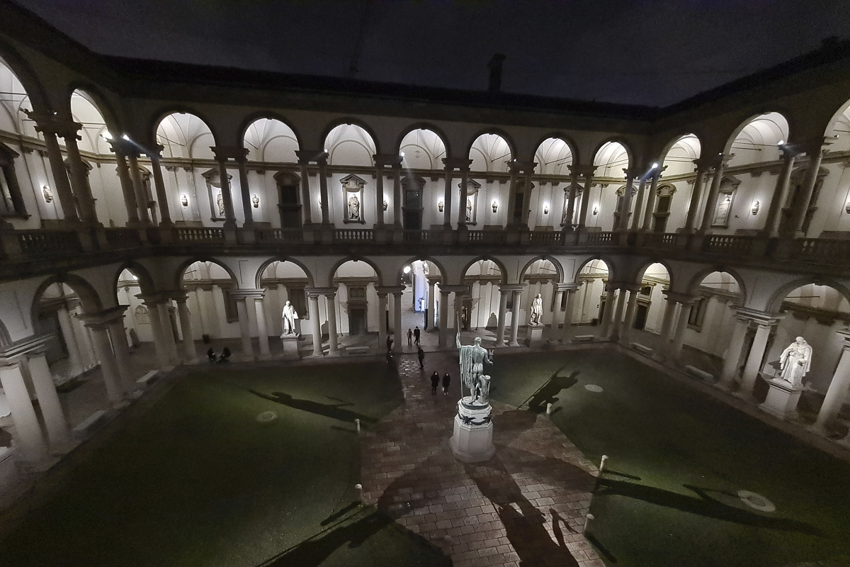 LED lighting enhances the architectural details of the Pinacoteca di Breras outdoor space.