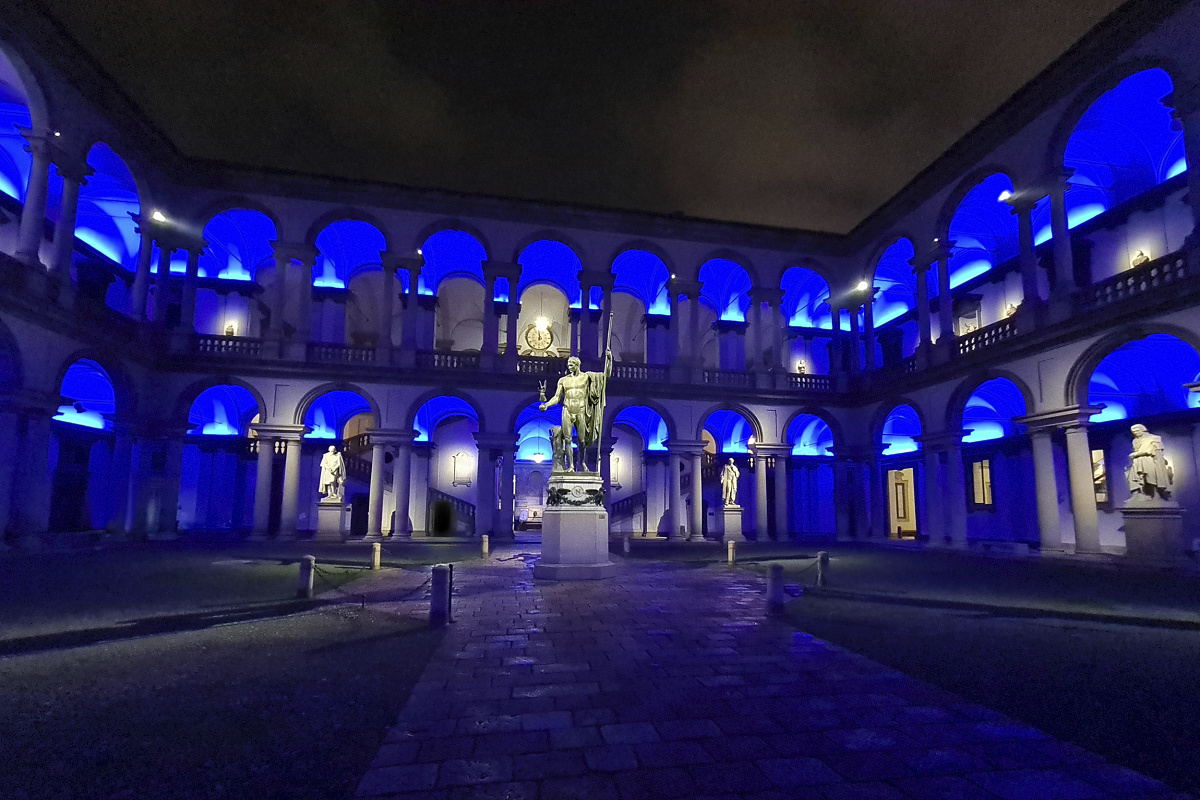 Pinacoteca di Brera courtyard illuminated with blue ERCO LED lighting, enhancing architectural details.