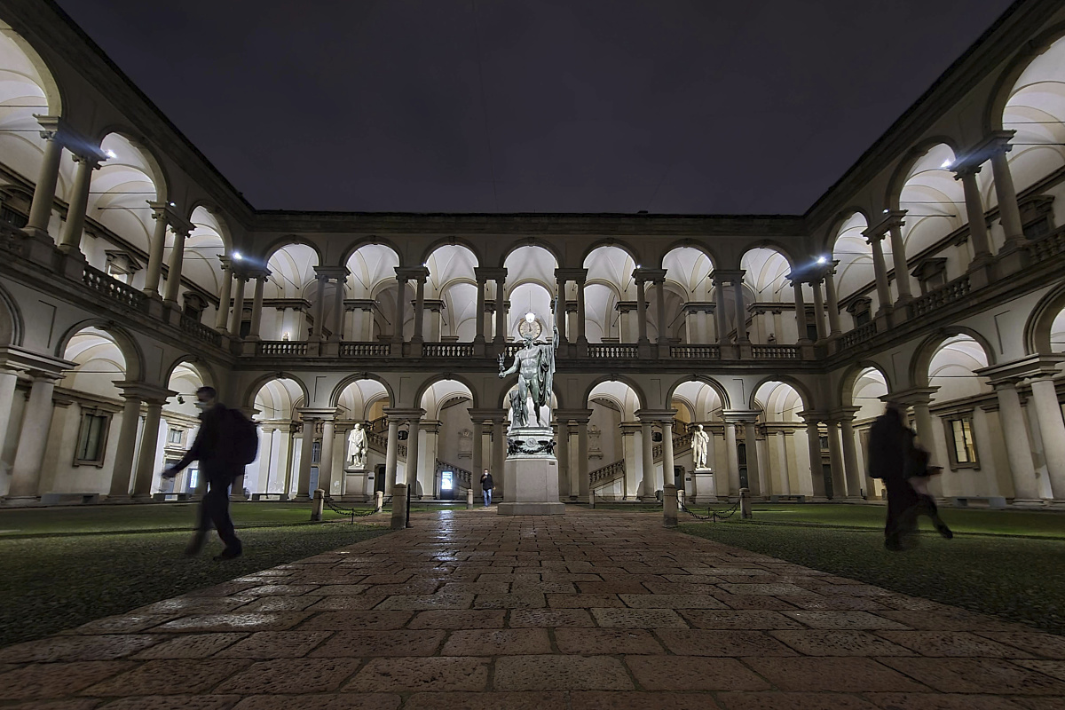 Pinacoteca di Breras courtyard illuminated by ERCO LED lighting, enhancing architecture.