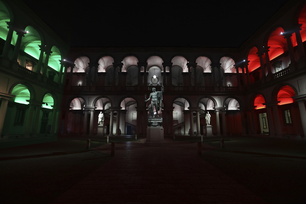 Pinacoteca di Brera courtyard illuminated with ERCO LED lighting, creating colorful accents.
