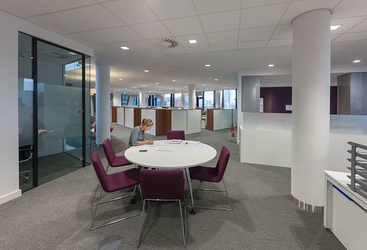 ERCO Beleuchtung im Pinsent Masons Büro, Belfast: Moderne Büroumgebung mit Quintessence Downlights.