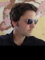 Portrait of artist Matthew Penn, who uses ERCO LED lighting for his paintings.