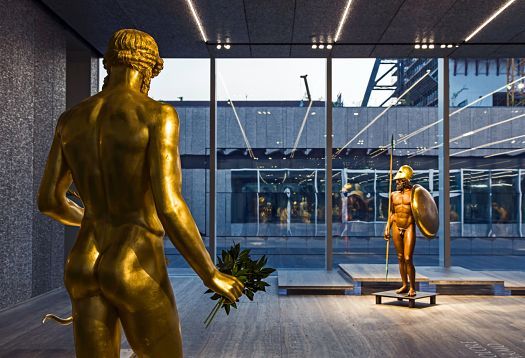 Goldene Statuen im Fondazione Prada Museum, beleuchtet mit ERCO LED-Lichtern.