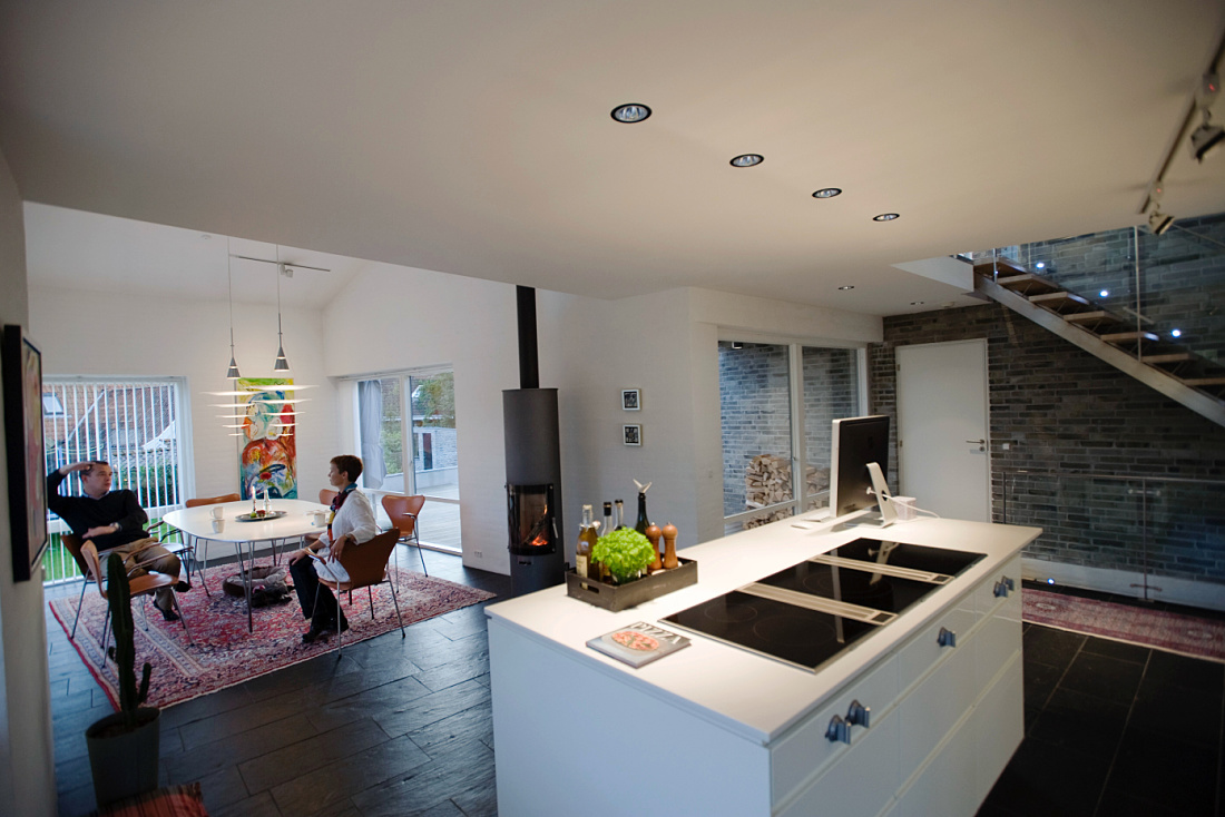 ERCO LED lighting in a Humlebaek residence, creating a visual connection between floors.