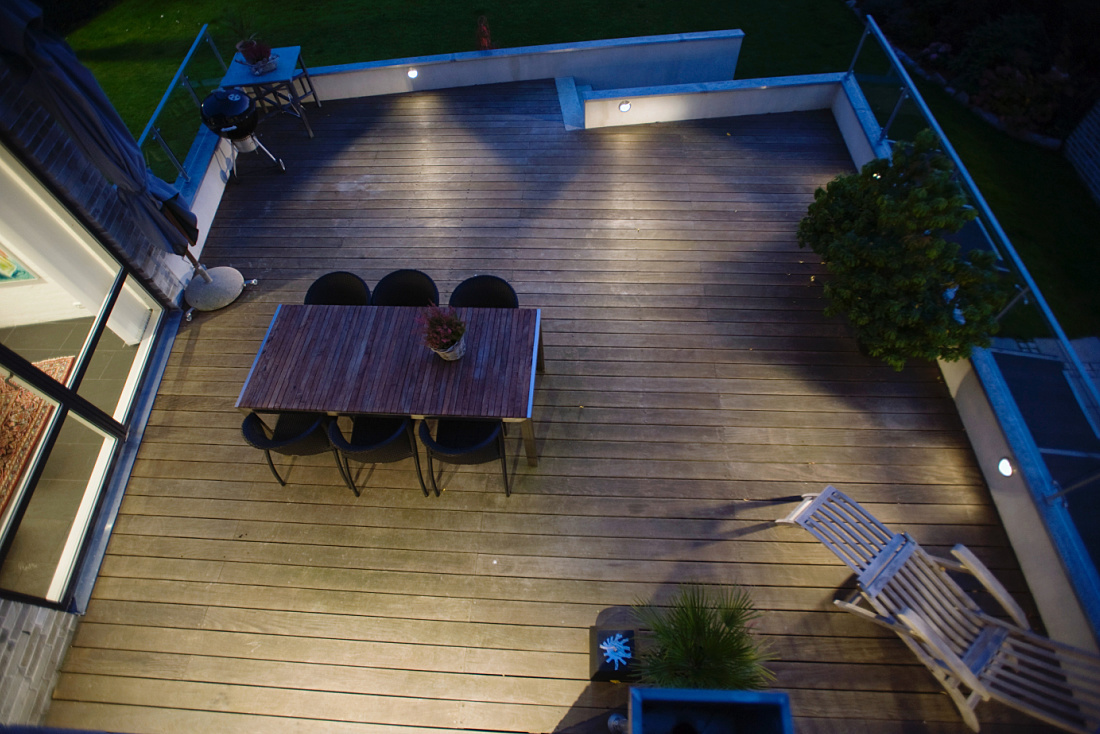 Illuminated Humlebaek residence terrace featuring ERCO LED orientation luminaires for visibility.