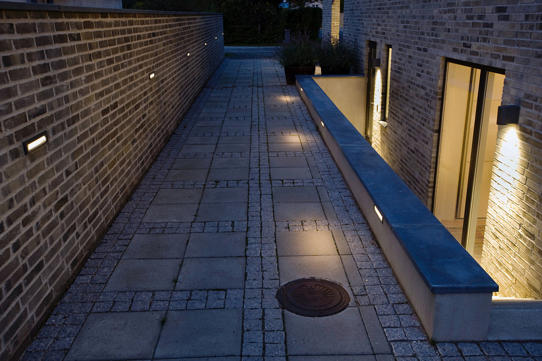 LED orientation luminaires illuminate a pathway in a Humlebaek residence.