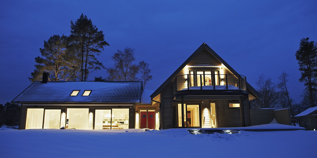 Illuminated Kalmar residence with Midipoll bollards in the garden, providing pleasant, glare-free lighting.