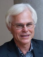 Portrait of Wolfgang Roddewig, ERCOs museum lighting expert, wearing glasses and a suit.
