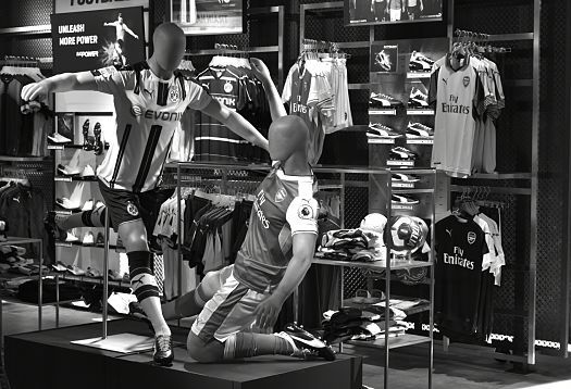 PUMA store in Berlin: Sportswear on mannequins with ERCO light accents.