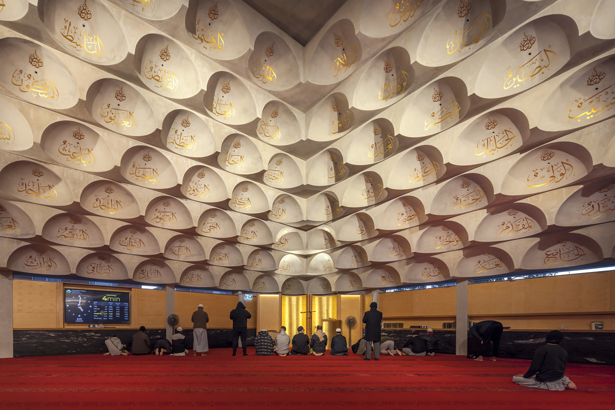 ERCO lighting in Punchbowl Mosque, Australia, enhances visual comfort and the quality of stay.