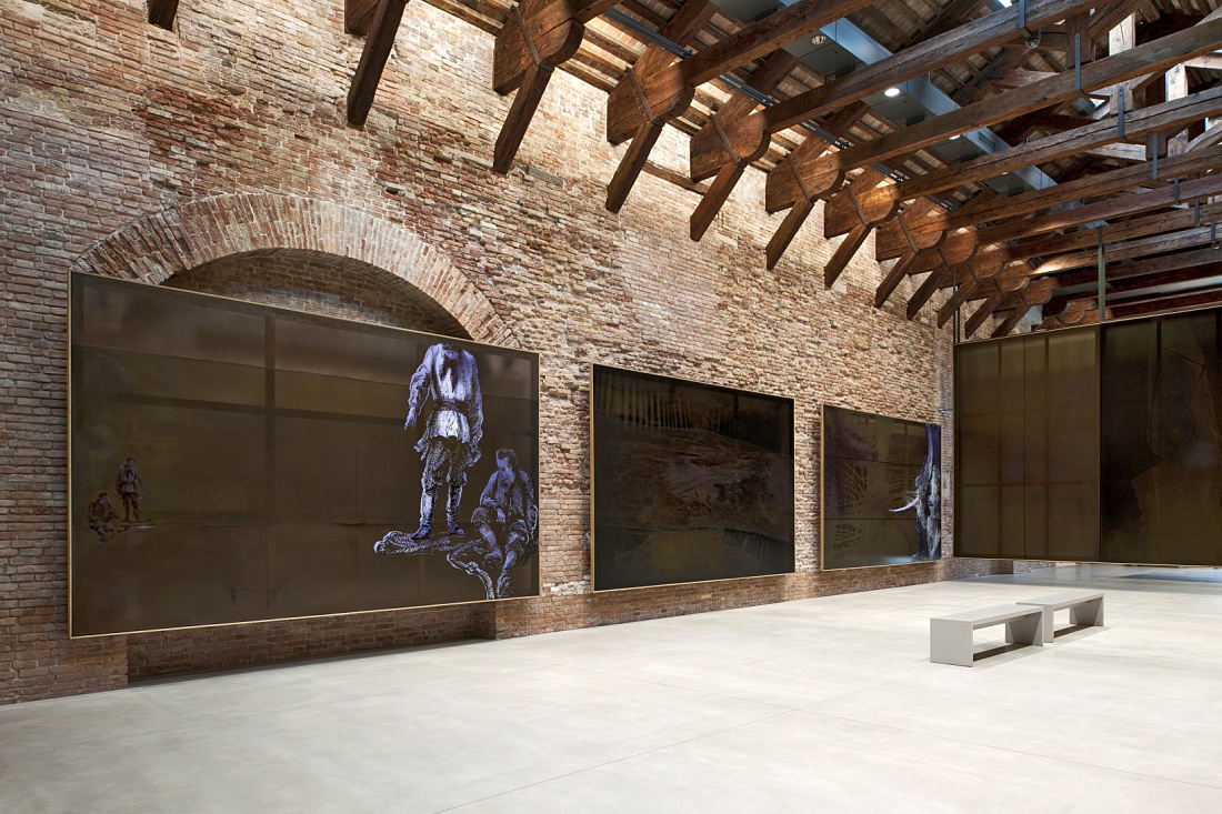 Punta della Dogana Museum: Art exhibit in renovated architecture featuring ERCO lighting solutions.