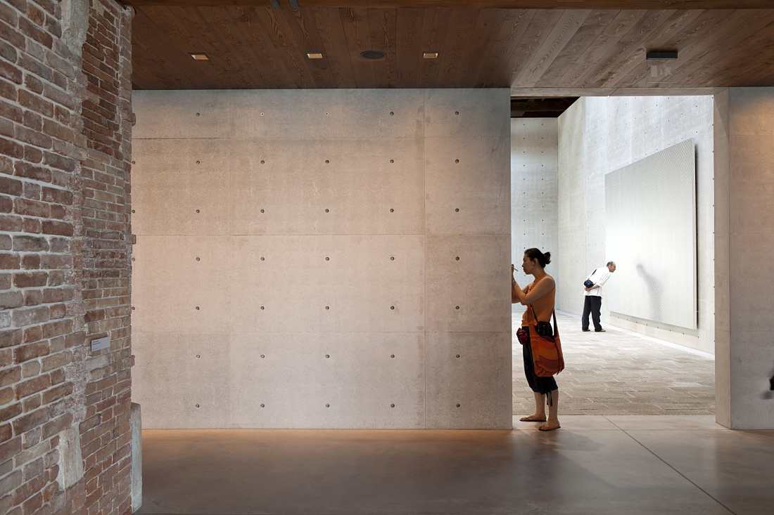 Interior of Punta della Dogana, a contemporary art museum featuring ERCO lighting solutions.
