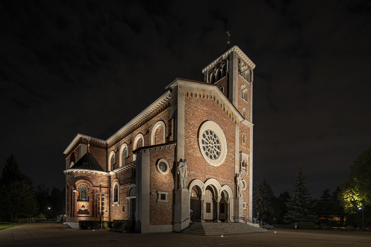 Illuminated Pyry Church in Warsaw at night, featuring ERCO LED lighting.