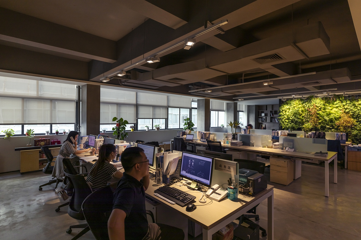 QiGuang Technology office featuring ERCO Optec spotlights for plants and Opton spotlights for workspaces.