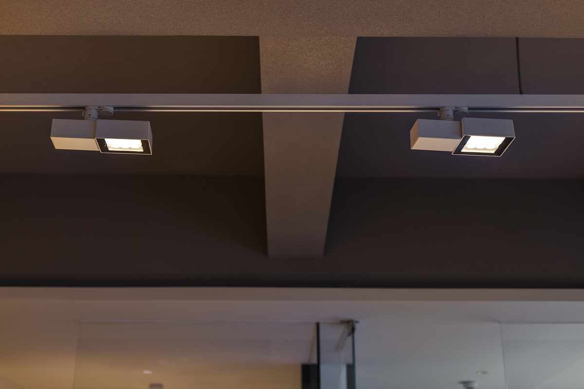 ERCO Optec spotlights on a Hi-trac track, illuminating an office space.