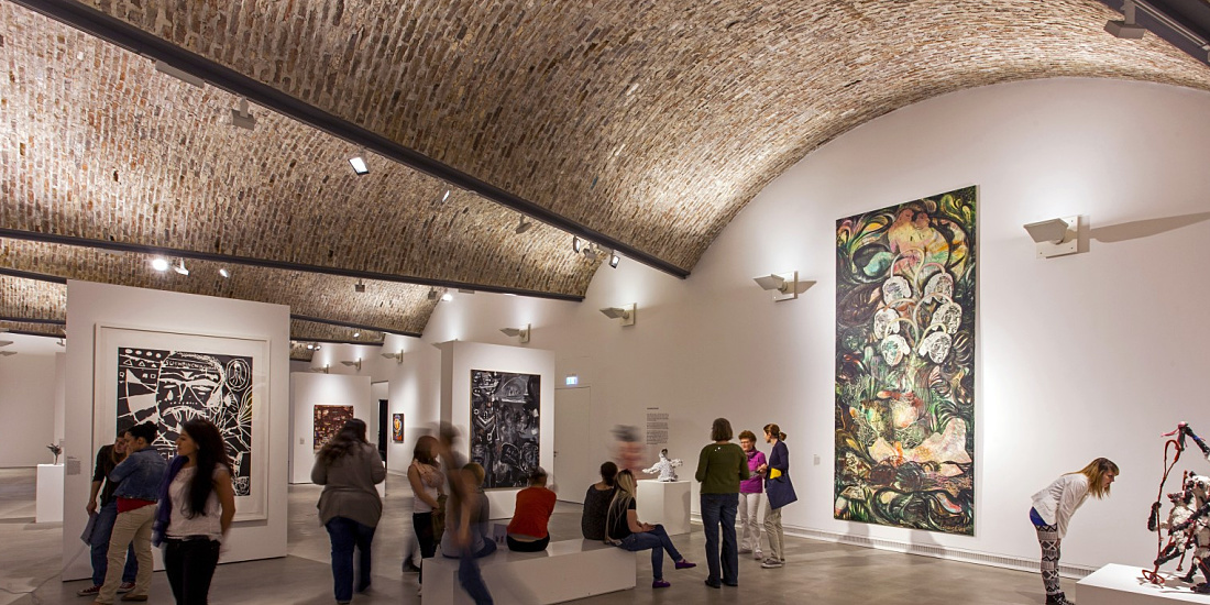 Interior of Ravensburg Art Museum featuring ERCO Optec spotlights and art exhibitions.