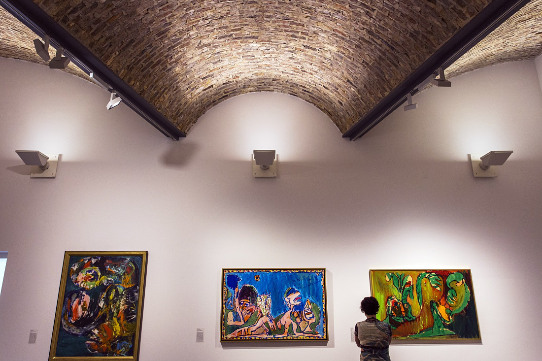 Ravensburg Art Museum: LED spotlights illuminate paintings under a vaulted ceiling.
