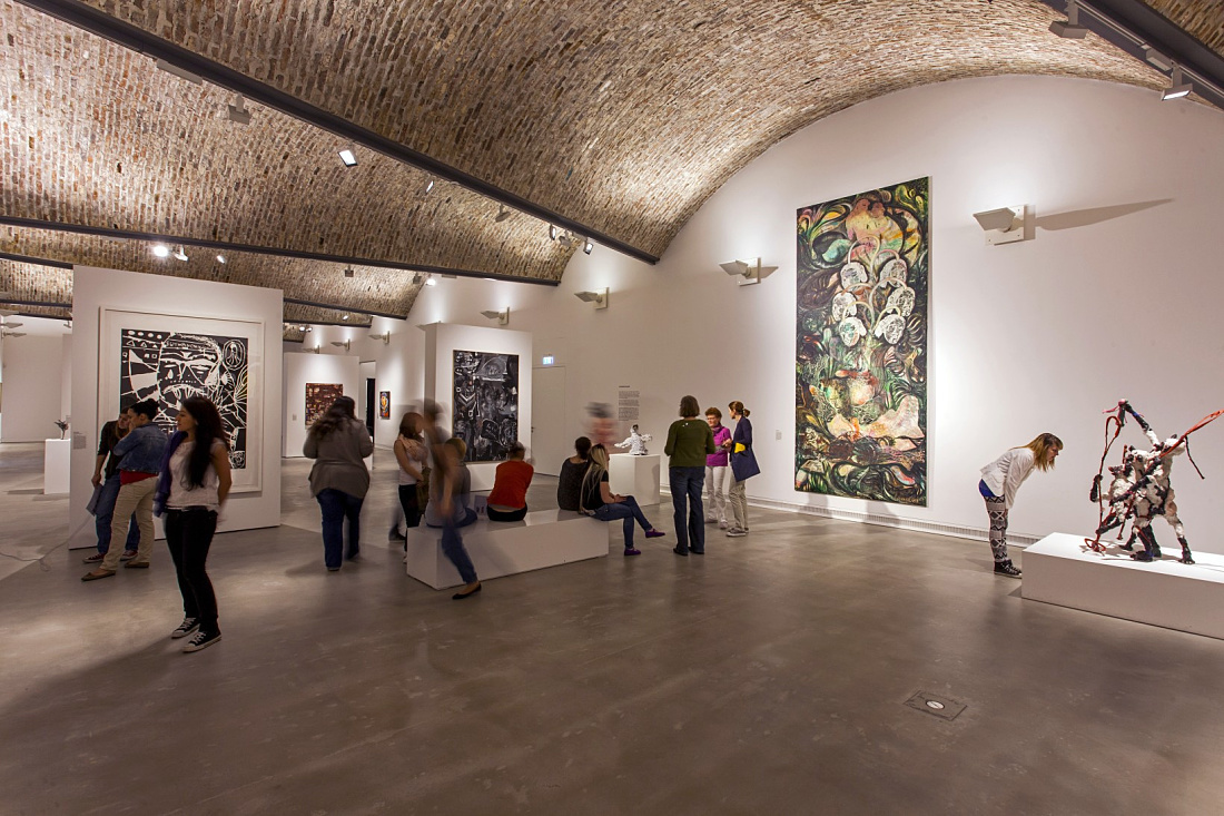 Interior of Ravensburg Art Museum featuring art and visitors, illuminated by ERCO Optec spotlights.