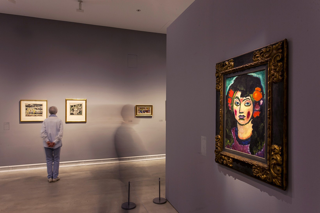 Painting of a woman at Ravensburg Art Museum, illuminated by ERCO lighting.