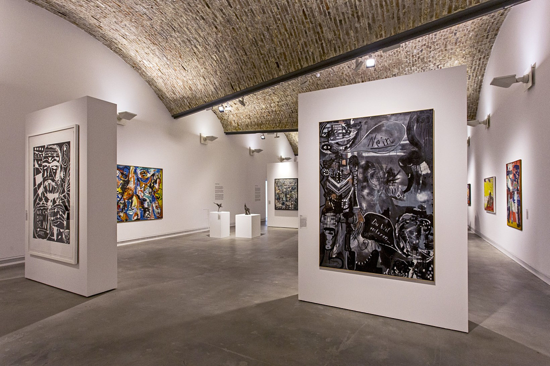 Interior of Ravensburg Art Museum featuring artworks and ERCO Optec spotlights on the ceiling.