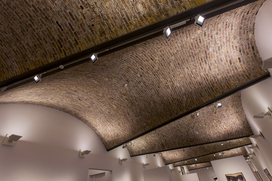 Vaulted ceiling with ERCO Optec spotlights in Ravensburg Art Museum, highlighting exhibits.