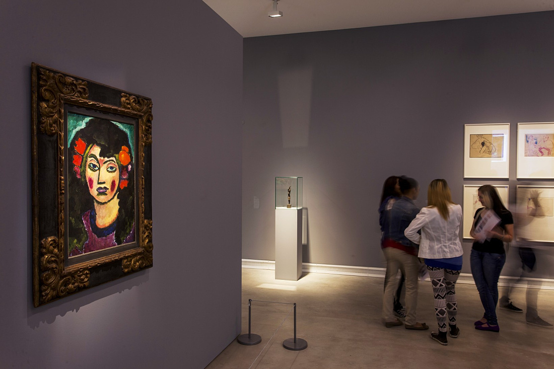 Painting in Ravensburg Art Museum illuminated by ERCO Optec spotlights.