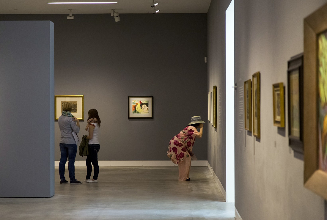 Visitors viewing art at Ravensburg Art Museum, illuminated by ERCO LED spotlights.