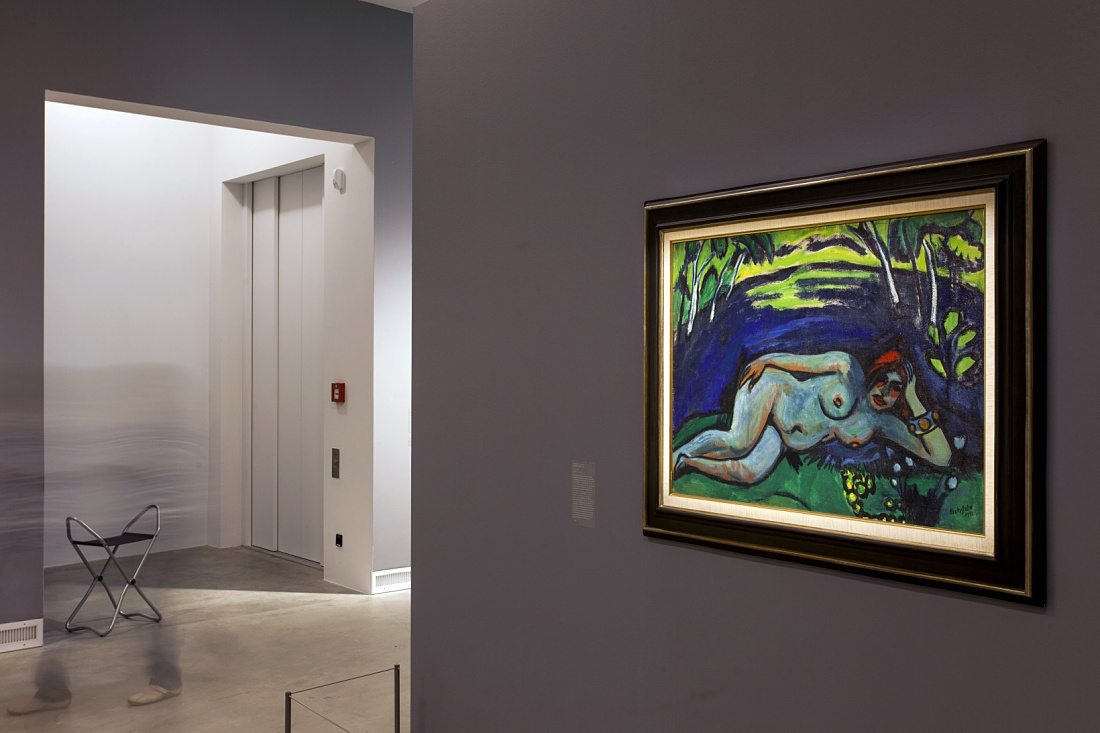 Painting of a reclining woman in the Ravensburg Art Museum, lit by ERCO lighting.